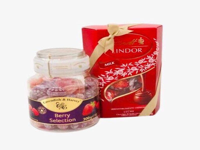 BOMBONES DE CHOCOLATE LINDT LINDOR CORNET, 200G + DULCES MIX BERRYS CAVENDISH & HARVEY 300G