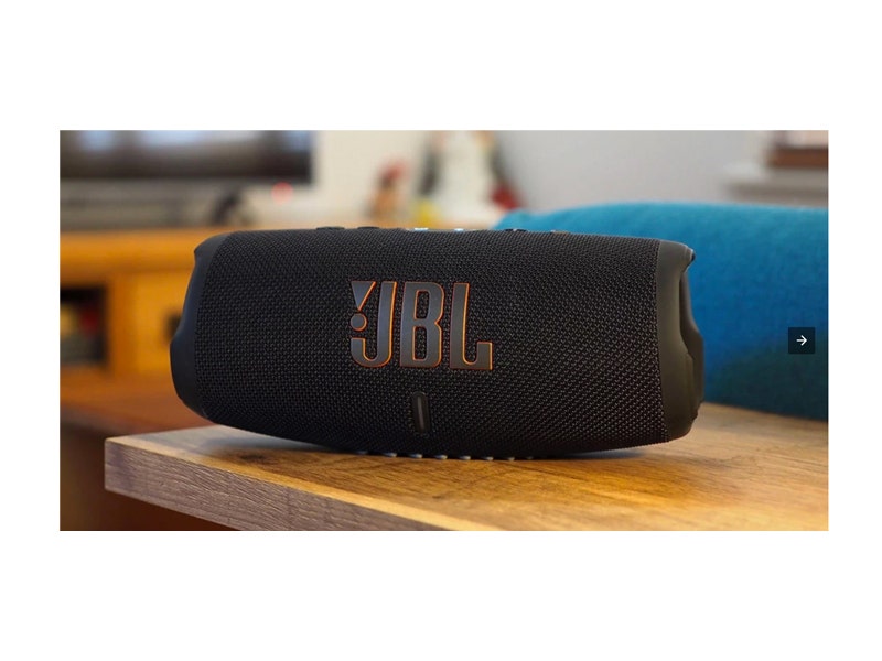 Bocina JBL Charge 5 Inalámbrica Portátil con Bluetooth y Resistencia al Agua (Negro)